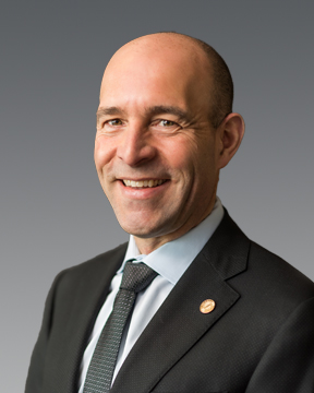 Photo of Mark Hewett.